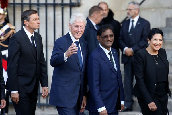 Cựu Tổng thống Hoa Kỳ Bill Clinton đến Nhà thờ Saint Sulpice để dự lễ tang cựu Tổng thống Pháp Jacques Chirac - Sputnik Việt Nam