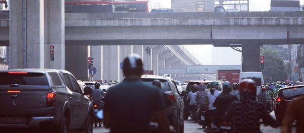 Mật độ các phương tiện tham gia giao thông lớn phát sinh bụi gây ô nhiễm không khí. - Sputnik Việt Nam