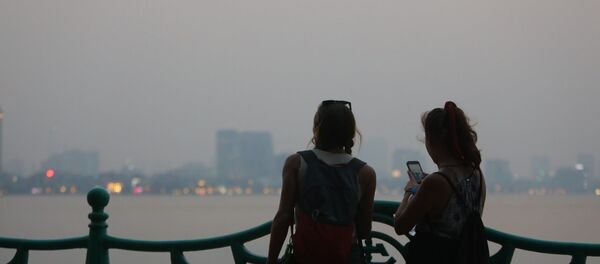 Khách du lịch quốc tế rất quan tâm đến hiện tượng bụi mịn, sương mù quang học gây ô nhiễm không khí ở Hà Nội. - Sputnik Việt Nam