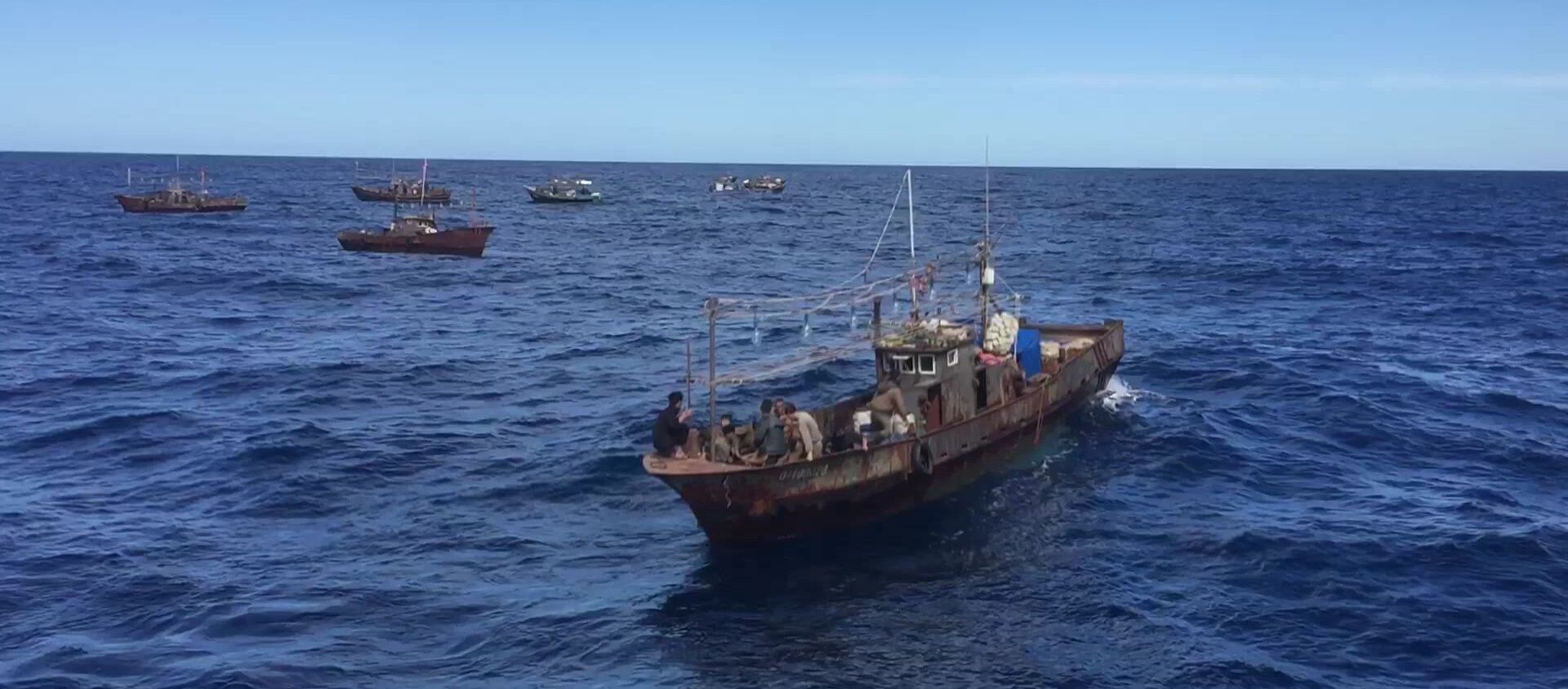 Lực lượng biên phòng Nga bắt giữ tàu chở những kẻ săn trộm của Bắc Triều Tiên - Sputnik Việt Nam, 1920, 02.10.2019