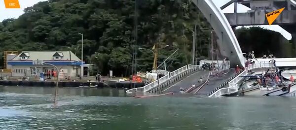 Vụ sập cầu ở Đài Loan được ghi lại trên camera giám sát - Sputnik Việt Nam