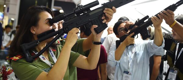 Khách xem súng trường bắn tỉa của Dragunov tại Triển lãm Quốc phòng & An ninh Việt Nam 2019 Hà Nội Khách xem súng trường bắn tỉa của Dragunov tại Triển lãm Quốc phòng & An ninh Việt Nam 2019 Hà Nội - Sputnik Việt Nam