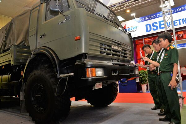 Khách xem xe tải KamAZ của Nga - 43118 (6x6) tại DSE Vietnam 2019 Hà Nội - Sputnik Việt Nam