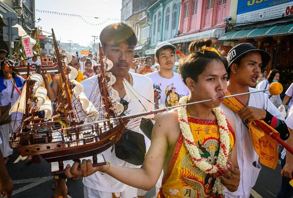 Đám rước của những người tham gia Lễ hội ăn chay với những vật nhọn đâm vào má ở Thái Lan - Sputnik Việt Nam