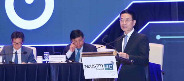 Bộ trưởng Bộ Thông tin và Truyền thông Nguyễn Mạnh Hùng trình bày báo cáo Chuyển đổi số quốc gia, hướng tới nền kinh tế số và xã hội số. - Sputnik Việt Nam