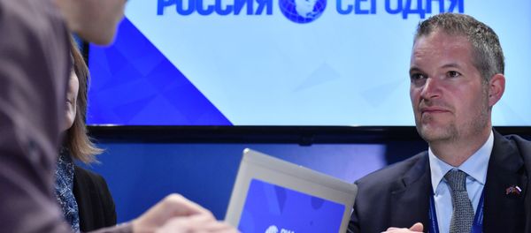 Trưởng phái đoàn Na Uy Hendrik Weber trả lời phỏng vấn tại gian hàng của MIA Russia Today trong Diễn đàn kinh tế quốc tế Yalta - Sputnik Việt Nam