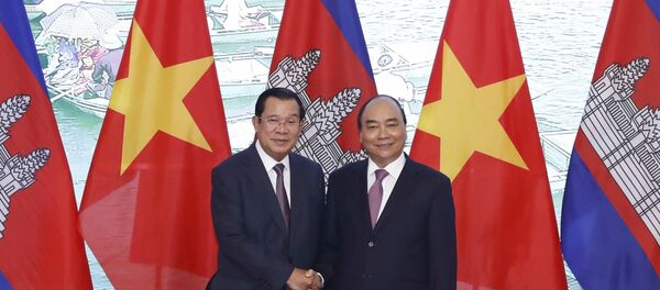  Thủ tướng Chính phủ Nguyễn Xuân Phúc và Thủ tướng Vương quốc Campuchia Samdech Techo Hun Sen tại Trụ sở Chính phủ. - Sputnik Việt Nam