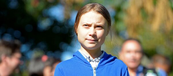 Nhà hoạt động tuổi teen thay đổi khí hậu Greta Thunberg xem xét trước khi tham gia cuộc tuần hành tấn công khí hậu ở Montreal, Quebec, Canada ngày 27 tháng 9 năm 2019 - Sputnik Việt Nam