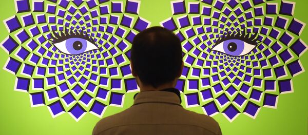 Một người đàn ông tham quan triển lãm Tricked! - The spectacular illusion exhibition tại lâu đài Augustusbourg ở Đức - Sputnik Việt Nam