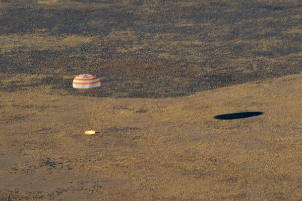 Hạ cánh tàu vũ trụ có người lái Soyuz MS-12 với ba thành viên phi hành đoàn ISS - Sputnik Việt Nam