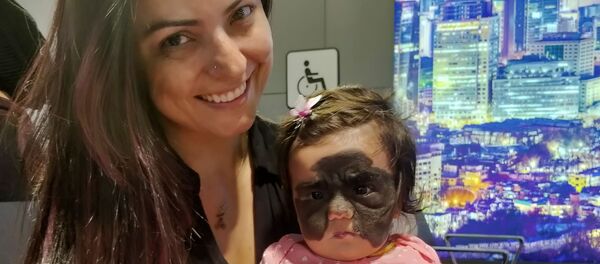 Carolina Fenner với con gái tại Sheremetyevo Carolina Fenner với con gái tại Sheremetyevo - Sputnik Việt Nam