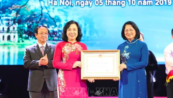 Phó Chủ tịch nước Đặng Thị Ngọc Thịnh trao Huân chương Lao động hạng Nhất của Chủ tịch nước tặng cho đồng chí Ngô Thị Thanh Hằng, Uỷ viên Trung ương Đảng, Phó Bí thư Thường trực Thành ủy Hà Nội.  - Sputnik Việt Nam