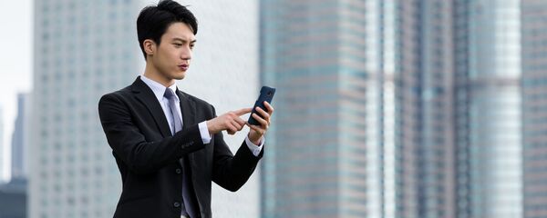 Doanh nhân Trung Quốc với một chiếc điện thoại Doanh nhân Trung Quốc với một chiếc điện thoại - Sputnik Việt Nam