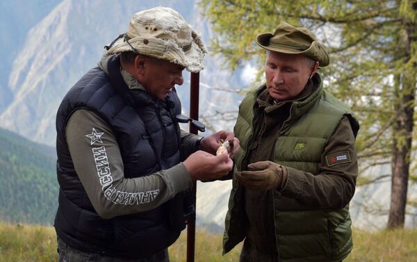 Tổng thống Liên bang Nga Vladimir Putin cùng với Bộ trưởng Quốc phòng Sergey Shoigu tại rừng taiga ở Siberia - Sputnik Việt Nam