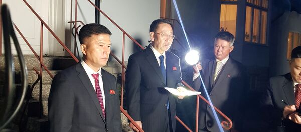 Nhà đàm phán hạt nhân Triều Tiên Kim Myung-Gil tại Đại sứ quán Bắc Triều Tiên tại Stockholm, Thụy Điển - Sputnik Việt Nam