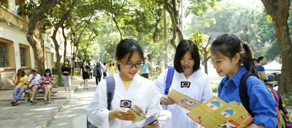 Thanh niên tình nguyện tuyên truyền, hướng dẫn sinh viên thực hiện vệ sinh môi trường, diệt bọ gậy, phòng chống sốt xuất huyết tại khu ký túc xá trường Đại học Kinh tế quốc dân, quận Hai Bà Trưng Thanh niên tình nguyện tuyên truyền, hướng dẫn sinh viên thực hiện vệ sinh môi trường, diệt bọ gậy, phòng chống sốt xuất huyết tại khu ký túc xá trường Đại học Kinh tế quốc dân, quận Hai Bà Trưng - Sputnik Việt Nam