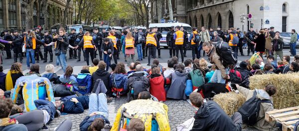 Các nhà hoạt động môi trường nổi loạn tuyệt chủng tổ chức hành động khí hậu ở Paris - Sputnik Việt Nam