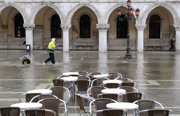 Người đưa thư Italia băng qua quảng trường ngập nước San Marko ở Venice - Sputnik Việt Nam