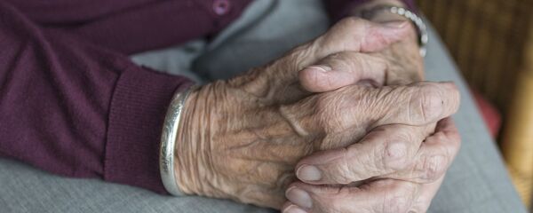 Bàn tay của một bà già Bàn tay của một bà già - Sputnik Việt Nam