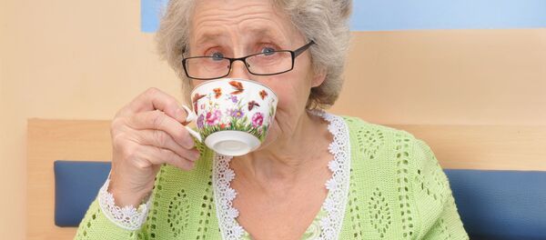 Người phụ nữ cao tuổi với một tách trà - Sputnik Việt Nam