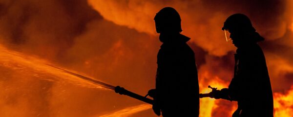 Lính cứu hỏa tại một địa điểm hỏa hoạn Lính cứu hỏa tại một địa điểm hỏa hoạn - Sputnik Việt Nam