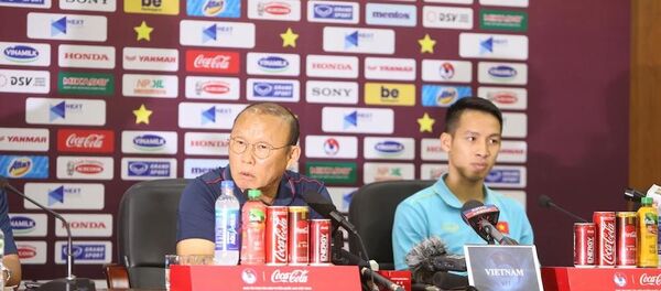 HLV Park Hang Seo từ chối trả lời về 2 cầu thủ cuối cùng bị loại trong danh sách.  - Sputnik Việt Nam