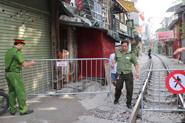 Khu vực phố cà phê đường tàu: kiểm tra an toàn giao thông đường sắt - Sputnik Việt Nam