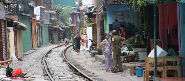 Lực lượng chức năng quận Hoàn Kiếm xử lý vi phạm khu vực cà phê đường tàu. Lực lượng chức năng quận Hoàn Kiếm xử lý vi phạm khu vực cà phê đường tàu. - Sputnik Việt Nam