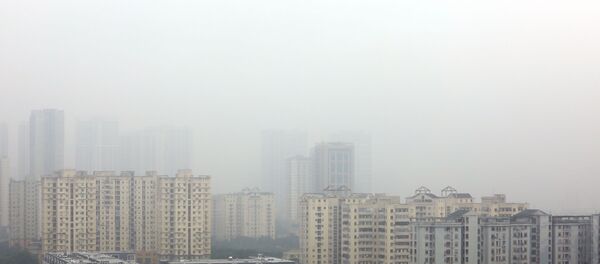 Hà Nội vừa trải qua mấy cơm mưa nhưng bầu trời vẫn mờ mịt trong làn sương khói. Bầu không khí tại khu vực quận Cầu Giấy vào lúc 11h ngày 4/10/2019. - Sputnik Việt Nam