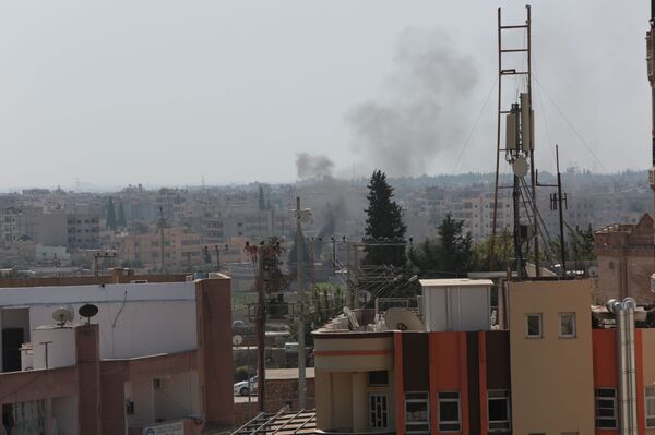 Đốt lốp xe ở biên giới Syria để giảm tầm nhìn của máy bay Thổ Nhĩ Kỳ - Sputnik Việt Nam