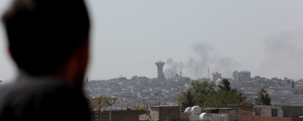 Đốt lốp xe ở biên giới Syria để giảm tầm nhìn của máy bay Thổ Nhĩ Kỳ - Sputnik Việt Nam