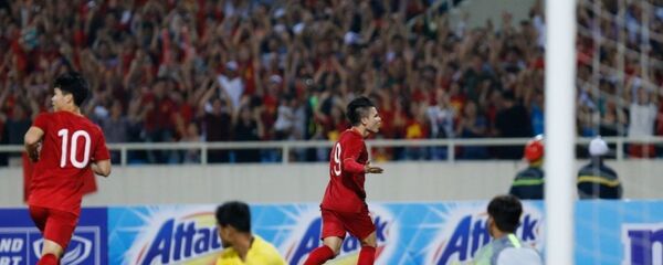 Tiền vệ Nguyễn Quang Hải ăn mừng sau khi ghi bàn mở tỉ số cho đội tuyển Việt Nam - Sputnik Việt Nam