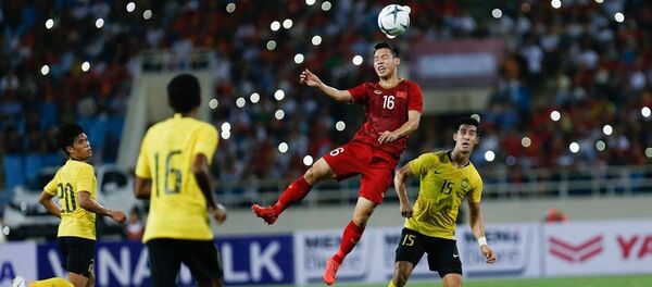 Vòng loại World Cup 2022 Việt Nam vs Malaysia: Pha tranh bóng trên không của Đỗ Hùng Dũng - Sputnik Việt Nam