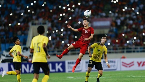 Vòng loại World Cup 2022 Việt Nam vs Malaysia: Pha tranh bóng trên không của Đỗ Hùng Dũng - Sputnik Việt Nam