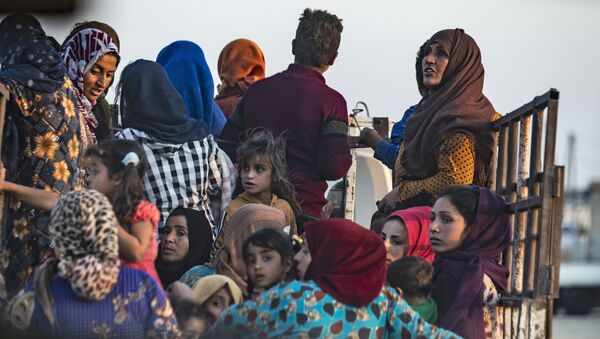 Dân thường Syria và người Kurd Syria chạy trốn khỏi vụ đánh bom của Thổ Nhĩ Kỳ vào thành phố Ras al Ain của Syria giáp biên giới với Thổ Nhĩ Kỳ - Sputnik Việt Nam