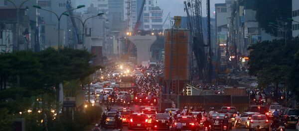 Các công trình giao thông đang xây dựng, tắc đường, khói thải từ các phương tiện xe máy, ô tô là các nguyên nhân chính gây ô nhiễm. - Sputnik Việt Nam