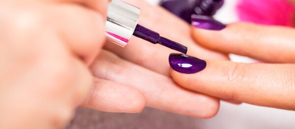 Cô gái làm móng tay Cô gái làm móng tay - Sputnik Việt Nam