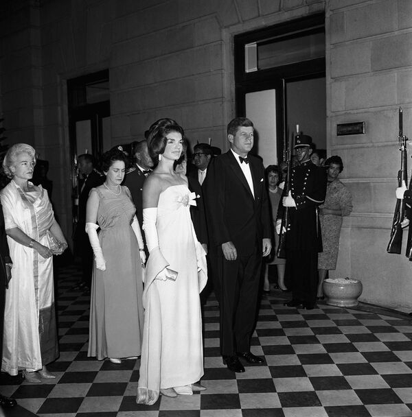 Tiết chế hay cầu kỳ: bí quyết chọn trang phục của các bà đệ nhất phu nhân Tiết chế hay cầu kỳ: bí quyết chọn trang phục của các bà đệ nhất phu nhân - Sputnik Việt Nam