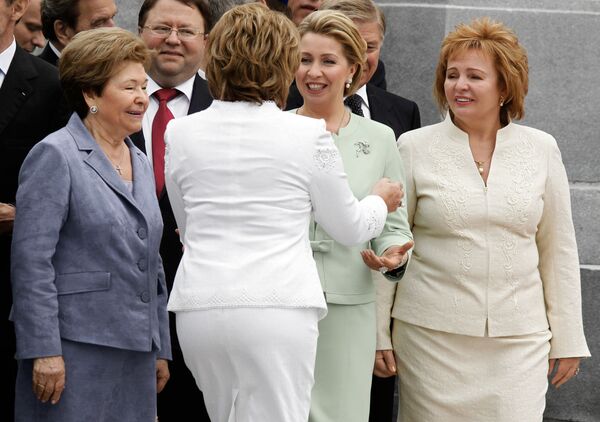 Tiết chế hay cầu kỳ: bí quyết chọn trang phục của các bà đệ nhất phu nhân Tiết chế hay cầu kỳ: bí quyết chọn trang phục của các bà đệ nhất phu nhân - Sputnik Việt Nam