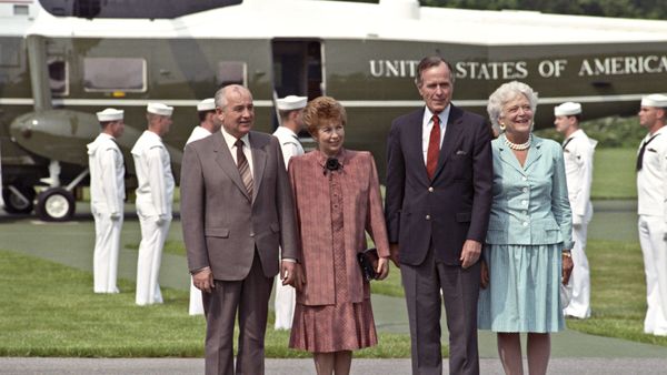 Tổng Bí thư Đảng Cộng sản Liên Xô Mikhail Gorbachev cùng với vợ Raisa và Tổng thống Mỹ George W. Bush và phu nhân Barbara  - Sputnik Việt Nam