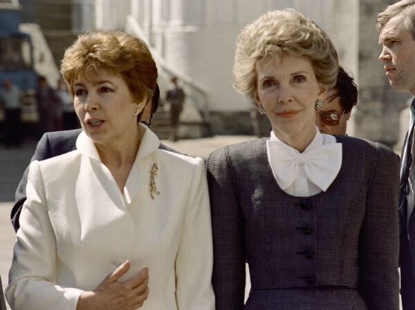 Tiết chế hay cầu kỳ: bí quyết chọn trang phục của các bà đệ nhất phu nhân Tiết chế hay cầu kỳ: bí quyết chọn trang phục của các bà đệ nhất phu nhân - Sputnik Việt Nam