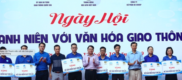 Các đồng chí lãnh đạo tặng quà và biển tượng trưng cho các mô hình: Thanh niên xung phong tham gia đảm bảo trật tự an toàn giao thông. - Sputnik Việt Nam