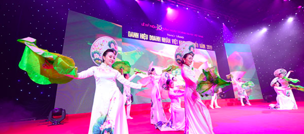 Tiết mục ca nhạc mở màn chương trình Trao tặng danh hiệu Doanh nhân Việt Nam tiêu biểu năm 2019. - Sputnik Việt Nam