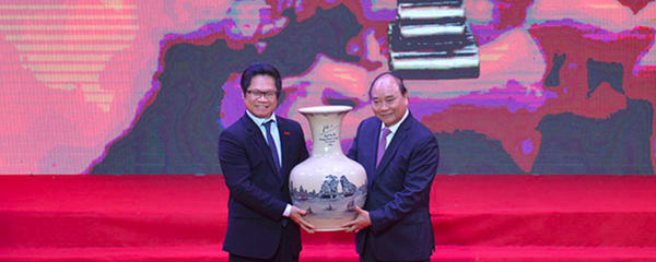 Thủ tướng Chính phủ Nguyễn Xuân Phúc tặng quà lưu niệm cho cộng đồng Doanh nhân Việt Nam. Thủ tướng Chính phủ Nguyễn Xuân Phúc tặng quà lưu niệm cho cộng đồng Doanh nhân Việt Nam. - Sputnik Việt Nam