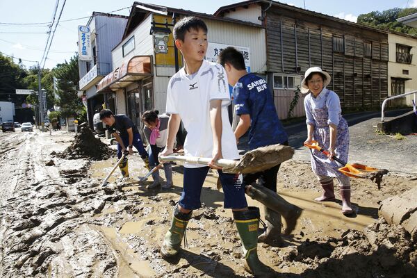 Học sinh và người dân thành phố dọn dẹp bùn bẩn sau trận lụt do bão Hagibis, ở Marumori, tỉnh Miyagi, Nhật Bản - Sputnik Việt Nam