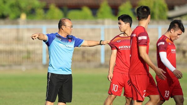 HLV Park Hang-seo nói chuyện với tiền đạo Công Phượng. - Sputnik Việt Nam