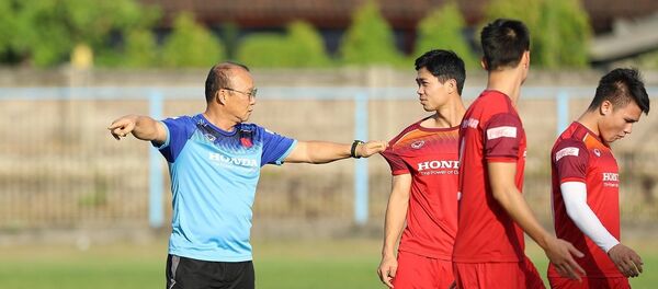 HLV Park Hang-seo nói chuyện với tiền đạo Công Phượng. - Sputnik Việt Nam