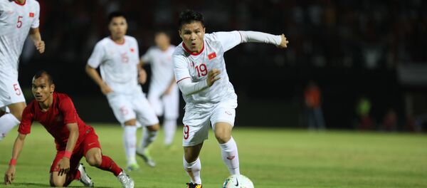 Cầu thủ Quang Hải luôn là nỗi nguy hiểm thường trực cho đội Indonesia.  - Sputnik Việt Nam