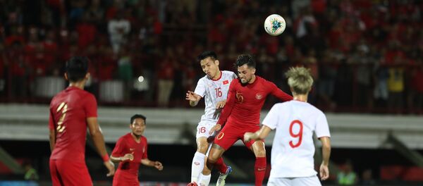 Pha tranh chấp bóng bổng giữa cầu thủ hai đội.  - Sputnik Việt Nam