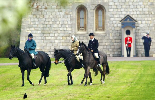 Nữ hoàng Elizabeth II và con gái của bà - Công chúa Anne trên lưng ngựa tại Lâu đài Windsor - Sputnik Việt Nam